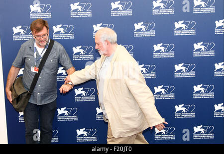 Venedig, Italien. 9. September 2015. Venedig, Italien. 09. Sep 2015. Director Brian de Palma (R) stellt bei einem Fototermin für den Film De Palma während der 72th jährliche Internationale Filmfestspiele von Venedig am 9. September 2015 in Venedig © Andrea Spinelli/Alamy Live News Bildnachweis: Andrea Spinelli/Alamy Live News Stockfoto