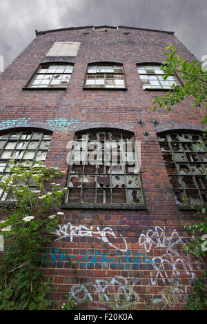 Verfallene ehemalige Fabrik neben Birmingham Kanal alte Linie, Birmingham, West Midlands, England, Vereinigtes Königreich, Europa Stockfoto