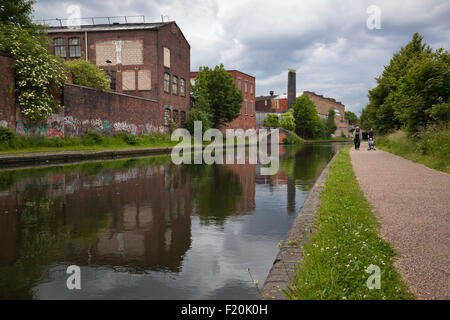 Fabriken und verfallenen ehemaligen Fabriken neben Birmingham Kanal alte Linie, Birmingham, West Midlands, England, Vereinigtes Königreich Stockfoto