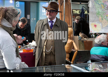 London - 17. Januar 2015. gut gekleidete Verkäufer Hut im Gespräch mit Kunden. Flohmarkt mit altmodischen waren in Lo angezeigt Stockfoto