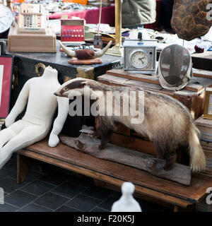 London - 17. Januar 2015. Flohmarkt mit altmodischen waren in London City, UK angezeigt. Am 17. Januar 2015. Chaotisch gepackten r Stockfoto