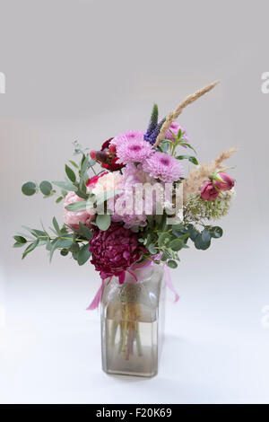 Bouquet von Kalanchoe, Chrysantheme, Eukalyptus, Aster und Getreide Stockfoto