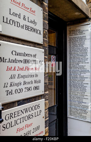 Solicitor und Barrister Namensschilder außerhalb eines Gebäudes In Kings Bank gehen, London, England Stockfoto