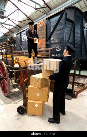 Great Western Railway Museum, Swindon, England. Anzeige von Gepäck und Träger Trolleys an einer Station UK