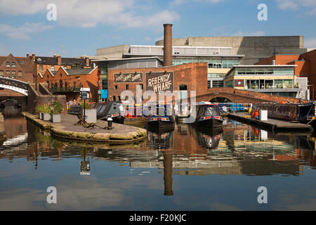 Restaurierten ehemaligen Lagerhäusern entlang der Birmingham Kanal, Gas Street Basin, Birmingham, West Midlands, England, Vereinigtes Königreich Stockfoto