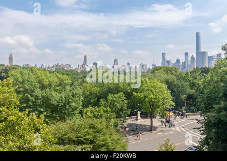 Ein Blick auf die Menschen zu Fuß, auf Fahrrädern und Autos von Central Park in Manhattan, New York City. Stockfoto