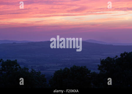 Blick auf den Vale von Evesham und Malvern Hills vom Broadway Tower bei Sonnenuntergang, Broadway, Cotswolds, Worcestershire, England, UK Stockfoto