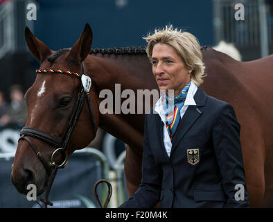 Blair Atholl, Schottland. 9. September 2015. Ingrid Klimke [GER] mit Horseware Hale-Bob bei der ersten Inspektion. Die FEI European Eventing Championships 2015 Blair Castle Credit: Stephen Bartholomäus/Alamy Live-Nachrichten Stockfoto