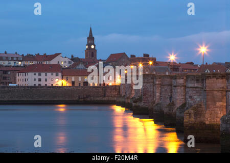 Berwick nach Tweed und die alte Brücke überquert den Fluss Tweed, Northumberland, England, UK Stockfoto