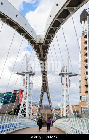 Personen, die Salford Quays lift Bridge auch als Lowry Brücke oder Millennium Fußgängerbrücke, Salford Quays, Manchester, England, UK Stockfoto