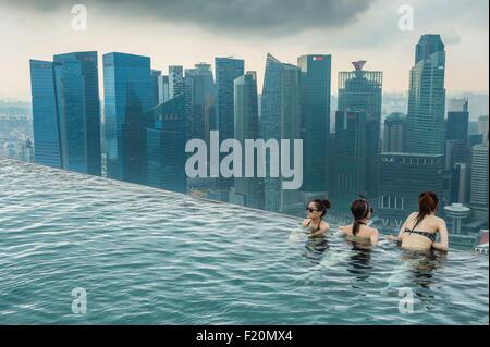 Singapur, Marina Bay, Swimmingpool auf dem Dach des Marina Bay Sands, Luxuary Hotel eröffnete im Jahr 2010 Stockfoto