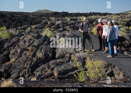 Arco, Idaho - ein Parkranger führt die Besucher auf einem Rundgang durch den Höhlenbereich am Krater des Moon National Monument. Stockfoto