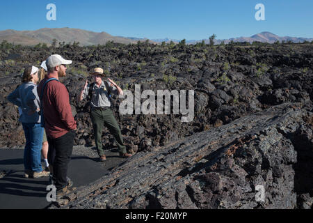 Arco, Idaho - ein Parkranger führt die Besucher auf einem Rundgang durch den Höhlenbereich am Krater des Moon National Monument. Stockfoto