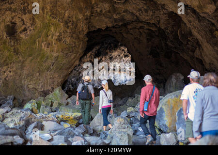 Arco, Idaho - ein Parkranger führt die Besucher auf eine Tour durch eine Lavaröhre am Krater des Moon National Monument. Stockfoto