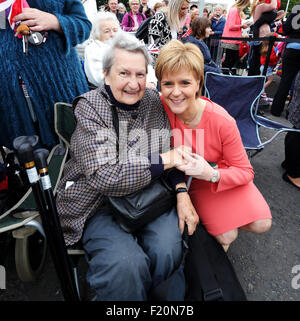 Galashiels, Schottland. 9. September 2015. Nicola Sturgeon mit Jean Pink war bei der Eröffnung der neuen Bahnlinie bei Tweed Bank schottischen grenzt an Schottland. Bildnachweis: Mark Pink/Alamy Live-Nachrichten Stockfoto