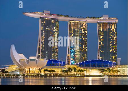 Singapur, Marina Bay, Marina Bay Sands, Luxuary Hotel wurde 2010 eröffnet und der Arts and Sciences Museum gebaut wie eine Lotus Blumenform vom Architekten Moshe Safdie Stockfoto