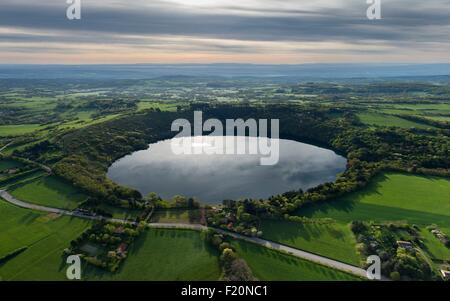 Frankreich, Puy de Dome, Charbonnieres Les Vieilles, Gour de Tazenat, Maar-Vulkan geben (Luftbild) Stockfoto