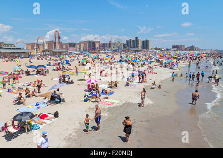 Leute, die Spaß auf Coney Island, Brooklyn, New York. Stockfoto