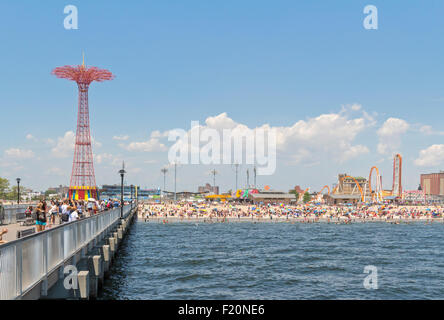 Leute, die Spaß auf Coney Island, Brooklyn, New York. Stockfoto