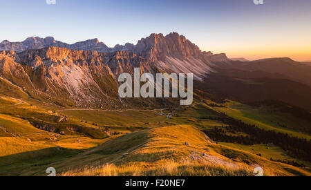 Sonnenuntergang auf die Geisler Berg Gruppe. Blick vom Col di Poma auf der Villnösser Tal. Den Dolomiten Naturpark Puez-Geisler. Italienische Alpen. Europa. Stockfoto