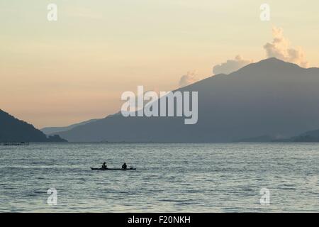 Indonesien, kleinen Sunda-Inseln, Alor Island, Kalabahi, Fischer-Besuch bei Sonnenuntergang Stockfoto