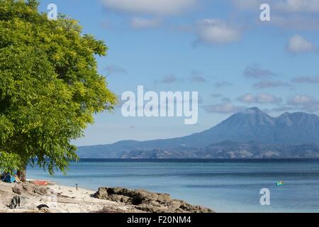 Indonesien, kleinen Sunda-Inseln, Alor Archipel, Kangge Insel, Strand mit Lembata Island im Hintergrund Stockfoto