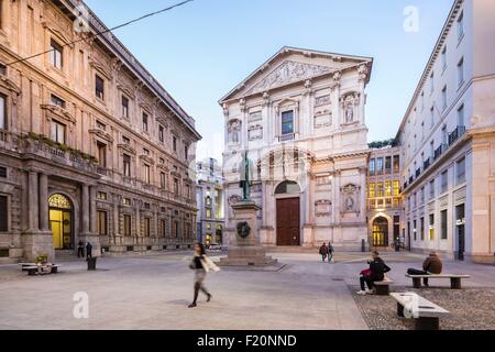 Italien, Lombardei, Mailand, Jesuitenkirche San Fedele Ort San Fedele und Alessandro Manzonis statue Stockfoto