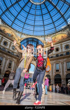 Italien, Lombardei, Mailand, Galerie Vittorio Emmanuel II, Selfie in der Einkaufspassage des 19. Jahrhunderts von Giuseppe Mengoni gebaut Stockfoto