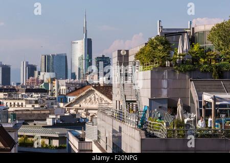 Italien, Lombardei, Mailand, die Terrasse des Retaurant Obicα an der Spitze der Rinascente und Porta Nuova-Viertel mit seinen Wolkenkratzern, von denen die Turm Unicredit größere Wolkenkratzer von Italien gesehen, da die Terrasse auf dem Dach des Doms befindet sich Stockfoto