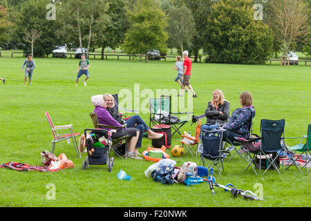 Familien mit einem Tag draußen in einem Park, England, UK Stockfoto