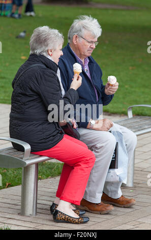 Paar, essen Eis auf einem kalten Tag, England, UK Stockfoto