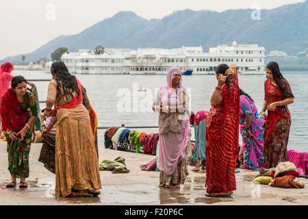 Indien, Rajasthan Zustand, Udaipur, Waschen von Kleidung am Pichola-See vor dem Lake Palace hotel Stockfoto