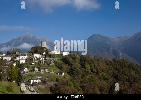 Schweiz, Graubünden, Val Calanca, Dorf Santa Maria im Herbst Stockfoto