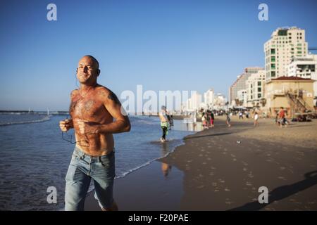Israel, Tel Aviv, Läufer am Strand Stockfoto