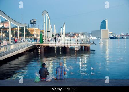 Spanien, Katalonien, Barcelona, alten Hafen, alten Hafen, Port Vell, Brücke Rambla de Mar und W Hotel im Hintergrund, ein paar sitzen Stockfoto