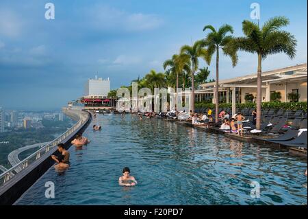 Singapur, Marina Bay, Swimmingpool auf dem Dach des Marina Bay Sands, Luxuary Hotel eröffnete im Jahr 2010 Stockfoto