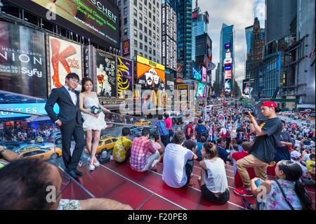 Vereinigte Staaten, New York City, Manhattan, Times Square, den Papua Mundiya Kepanga in der Mitte der Masse Stockfoto