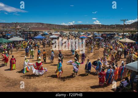 USA, Arizona, Fenster Rock Festival Navajo Nation Fair, junge Navajo zeremonielle Kleidung (Insignien) während ein Pow Wow (traditionelle Tänze) Stockfoto