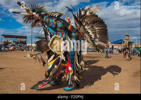 USA, Arizona, Window Rock, Festival Navajo Nation Fair, Navajos Tänzer zeremonielle Kleidung (Insignien) während ein Pow-Wow Stockfoto