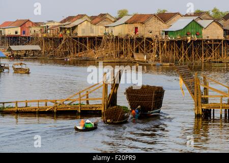 Kambodscha, Kompong Kleang, Stelzenläufer Häuser Dorf entlang des Tonle Sap Sees Brückenwaage Stockfoto