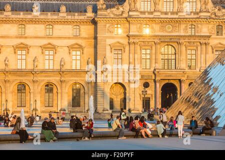 Frankreich, Paris, Weltkulturerbe der UNESCO, der Louvre-Pyramide des Architekten IM Pei und Fassade des Cour Napoleon Bereich Stockfoto