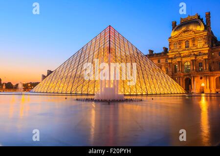 Frankreich, Paris, Weltkulturerbe der UNESCO, der Louvre-Pyramide des Architekten IM Pei und Fassade des Cour Napoleon Bereich Stockfoto