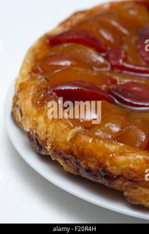 Apple tart ein traditionelles Dessert, serviert mit Sahne. eine UK Essen süße Äpfel Torten backen backt Backen "Schildchen" pudding Stockfoto