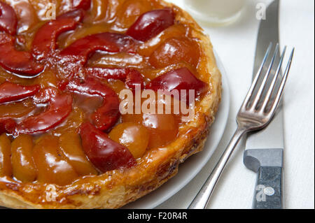 Apple tart ein traditionelles Dessert, serviert mit Sahne. eine UK Essen süße Äpfel Torten backen backt Backen "Schildchen" pudding Stockfoto