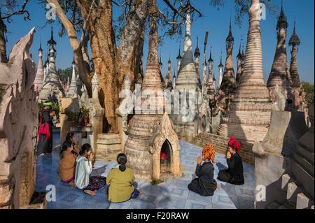 Myanmar (Burma), Shan-Staat, Pao Stamm, Kakku Pagode, zwei junge Pa'O Pilger Mädchen Nan Htur Khe et Nan Yone Kham Stockfoto