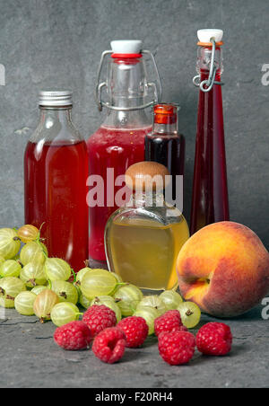 Kalten infundiert Fruchtsirupe, sind auch in Bildern, Stachelbeeren, Pfirsiche und Erdbeeren. eine UK trinken Cocktails trinkt Mischer Stockfoto