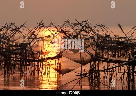 Thailand, Phatthalung, Shore betriebenen Aufzug Netto, Sunrise Stockfoto