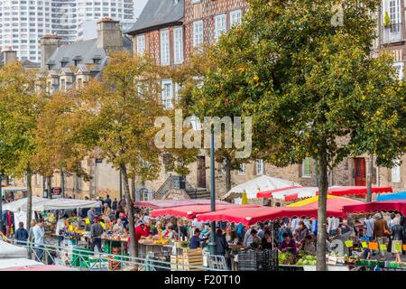 Frankreich, Ille et Vilaine, Rennes, Place des Lices, Villen (17. Jh.) mit dem täglichen Markt aus dem frühen 17. Jahrhundert Stockfoto