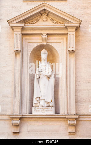 Marmorstatue von St. Gregor der Erleuchter St. Peter's Basilika Vatikanstadt Rom Iltaly Roma Lazio Italien EU Europa Stockfoto