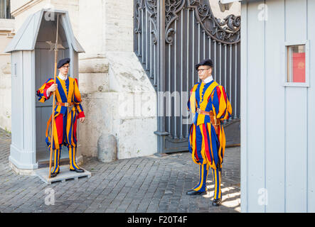 Mitglieder der Päpstlichen Schweizergarde im Vatikan bewacht St Peters Basilica Rom Roma Lazio Italien EU Europa Stockfoto